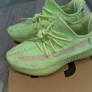 yeezy boost 350 v2 gid glow